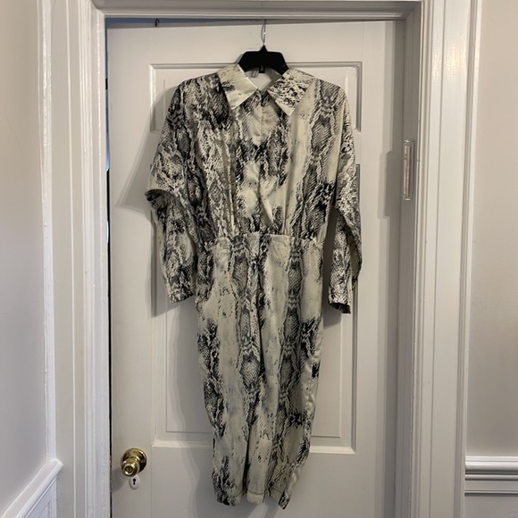 Snake skin pattern knee length dress. Long sleeve - Picture 2 of 4